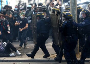 Adolescentes franceses fazem mais um dia de protestos sobre escolas
