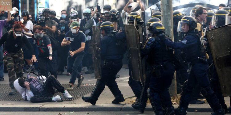 Adolescentes franceses fazem mais um dia de protestos sobre escolas