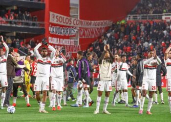Sem chutar a gol na Argentina, Flamengo sobrevive na Libertadores