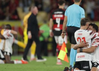 Estudiantes bate Fla e Palmeiras terá revanche pelo tetra da América