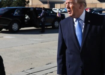Trump diz que não vai se envolver, após carta de Flávio Bolsonaro