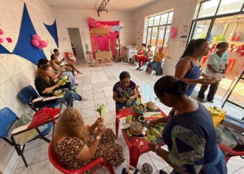 Curso gratuito de flores incentiva artesanato e geração de renda em Alagoinhas