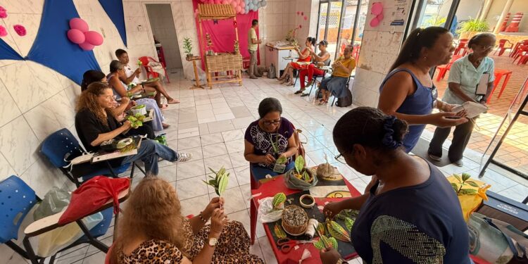 Curso gratuito de flores incentiva artesanato e geração de renda em Alagoinhas