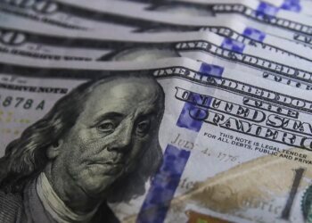 Dólar sobe 0,76% e fecha a R$ 5,39 em dia de cautela