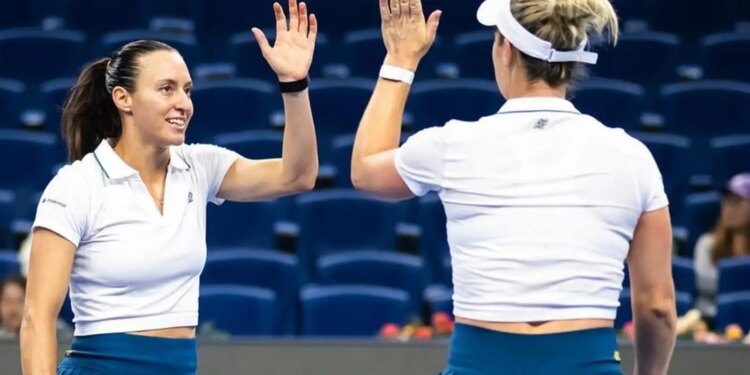 Dupla de Stefani bate campeãs olímpicas e avança à semi em Pequim