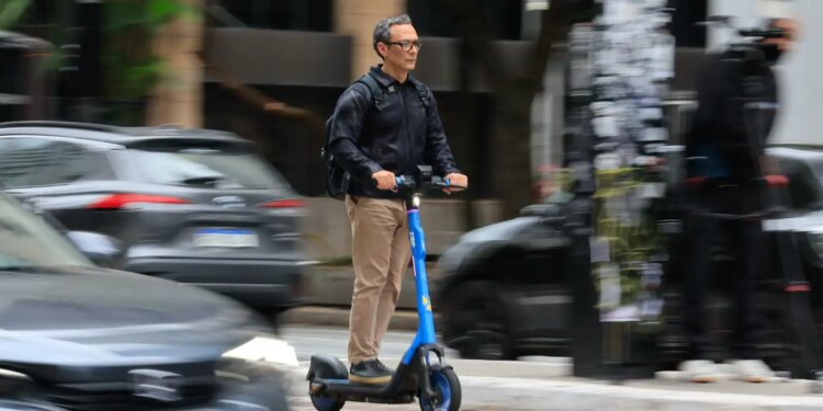 Prefeitura de SP começa a fiscalizar bicicletas e patinetes elétricos