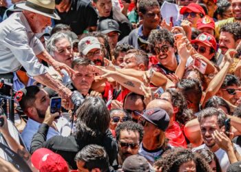 Lula afirma que PT entrará na Justiça contra suspensão de canal