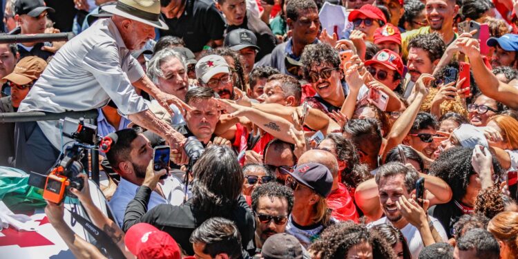 Lula afirma que PT entrará na Justiça contra suspensão de canal