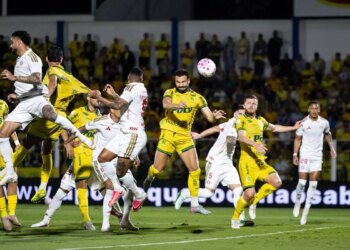 Com um a mais, Mirassol vence e complica Internacional no Brasileirão