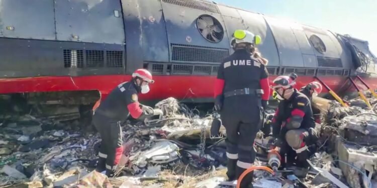Espanha: equipes fazem buscas na esperança de encontrar sobreviventes