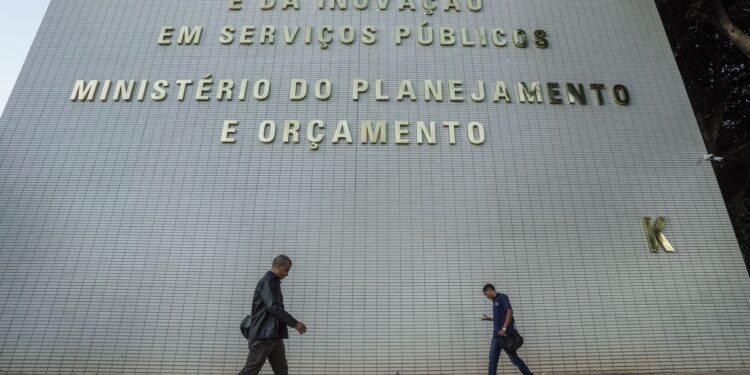 Governo pretende realocar R$ 20 bilhões no Orçamento de 2027
